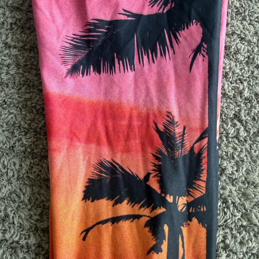 Teeki leggings size small with hot pink sunset, sea life